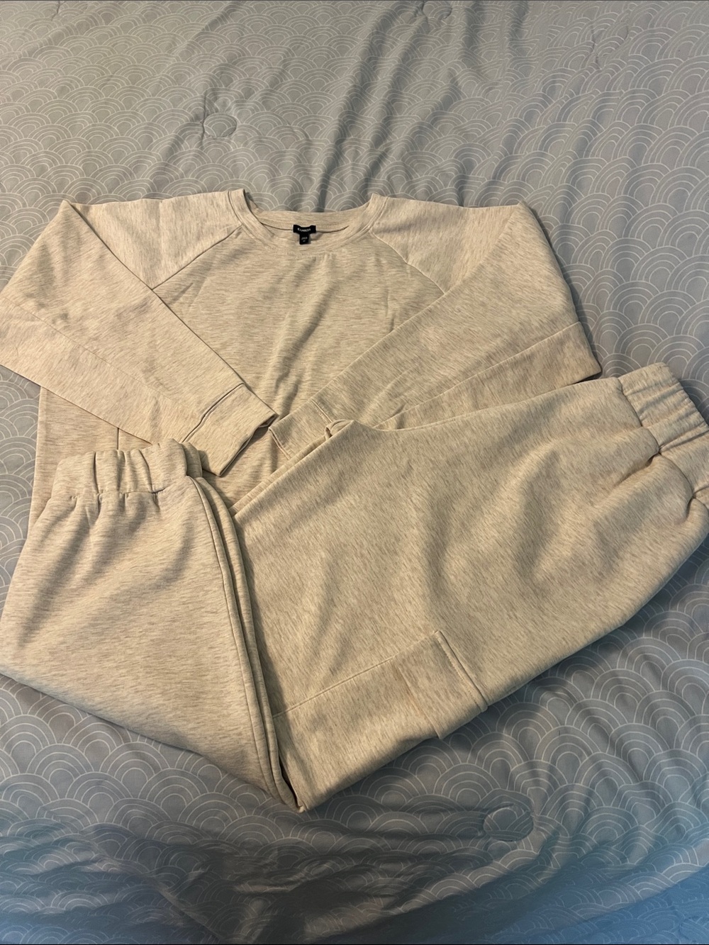 Womans Express cropped Crewneck Sweatshirt and Jogger Set - Light cream/khaki